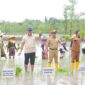 Wakil Menteri Pertanian (Wamentan) RI, Sudaryono melakukan tanam raya padi varietas unggul Gadjah Mada Gogo Rancah (Gamagora) 7 bersama Himpunan Kerukunan Tani Indonesia (HKTI). (Dok. Kementerian Pertanian)

